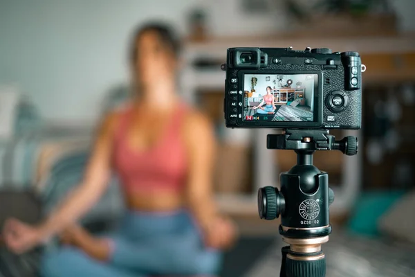 Mladá Žena Cvičení Doma Dělat Pilates Nahrávání Digitálním Fotoaparátem Učit — Stock fotografie