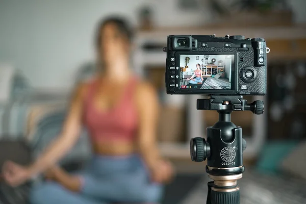 Wanita Muda Yang Berolahraga Rumah Melakukan Pilates Dan Merekamnya Dengan — Stok Foto