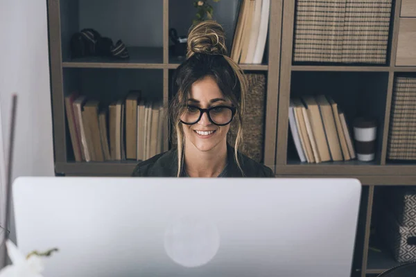 Jovem Empresária Escrever Computador Portátil Casa Trabalho Inteligente Escritório Atividade — Fotografia de Stock