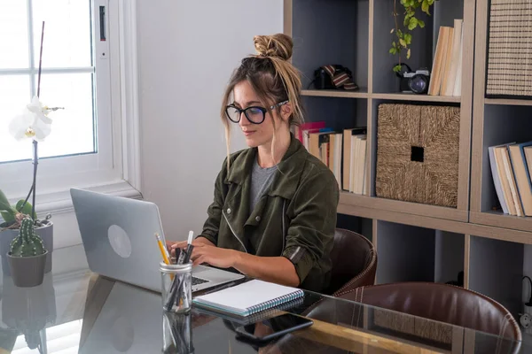 Tipo Mujer Adulta Ordenador Portátil Sonrisa Feliz Para Trabajo Inteligente —  Fotos de Stock