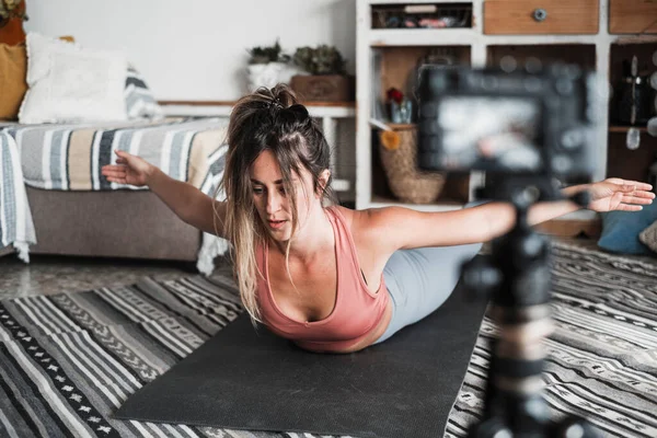 Evde Egzersiz Yapan Pilates Yapan Dijital Kamerayla Ona Antreman Web — Stok fotoğraf