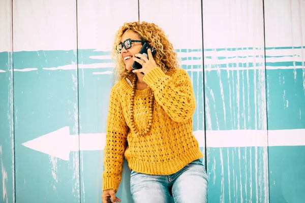 Feliz Alegre Joven Mujer Adulta Retrato Llamando Con Teléfono —  Fotos de Stock