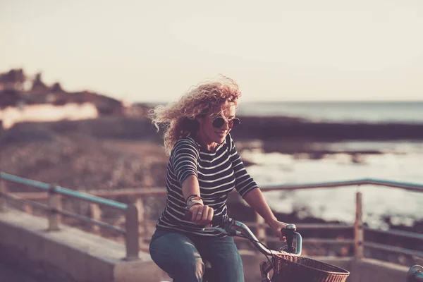 若い女性が野外活動で自転車に乗ると笑顔を楽しむレジャー活動 — ストック写真