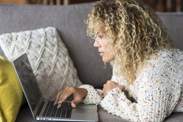 Volwassen Jonge Vrouw Thuis Liggen Bank Gebruik Laptop Computer Werken — Stockfoto