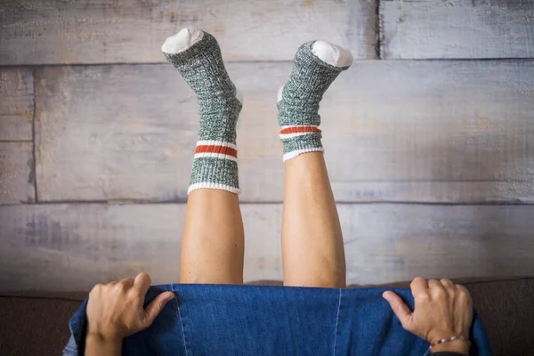 Paar Frauenbeine Mit Warmen Socken Hause Umgekehrter Position Konzept Des — Stockfoto