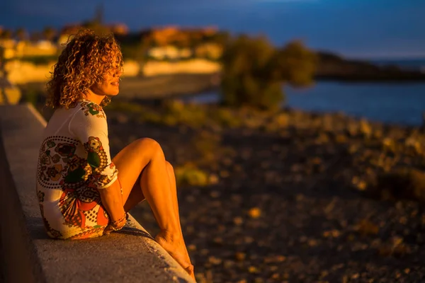 Uma Mulher Senta Livre Desfruta Luz Pôr Sol Olhando Frente — Fotografia de Stock