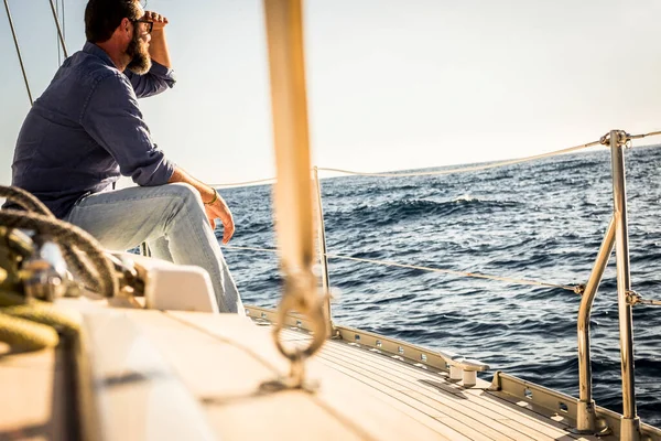 Man Zitten Zeilboot Dek Kijk Ver Naar Oceaan — Stockfoto