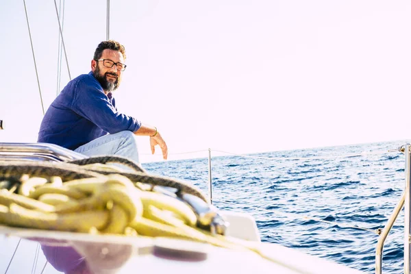 Portret Van Mens Zitten Zeilboot Dek Kijk Ver Naar Oceaan — Stockfoto