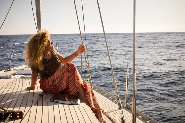 Zeilboot Reizen Levensstijl Concept Met Mooie Volwassen Jonge Vrouw Zitten — Stockfoto
