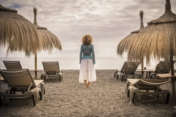 Donna Piedi Sulla Spiaggia Sola Guardare Oceano — Foto Stock