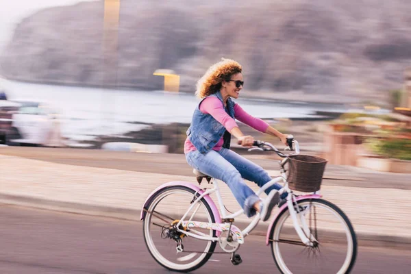 Neşeli Genç Bir Bayanın Bisiklet Sürerken Eğlendiği Bulanık Hareketli Bir — Stok fotoğraf