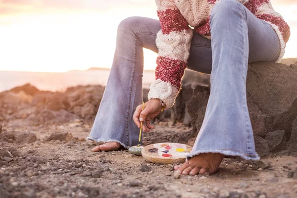 Cropped Shot Barefoot Woman Painting While Sitting Rocks — Fotografie, imagine de stoc