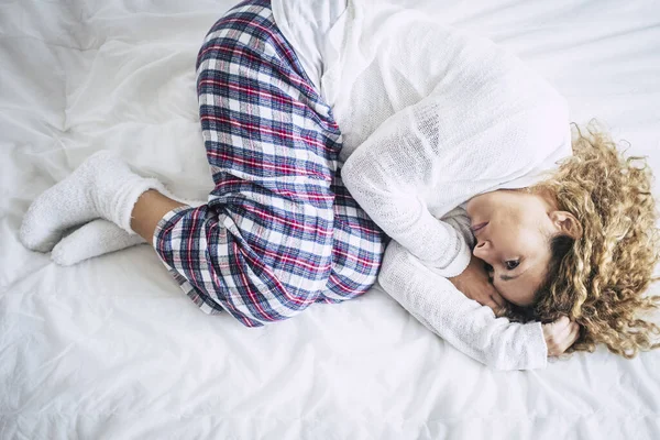 Eenzame Vrouw Met Verdriet Depressie Alleen Thuis Liggend Bed Knuffelen — Stockfoto