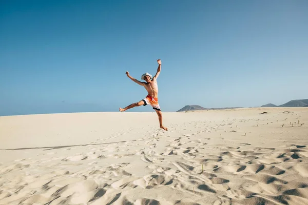 Fericit Adolescent Băiat Sari Distreze Bucurându Nisip Deșert Plajă Dune — Fotografie, imagine de stoc