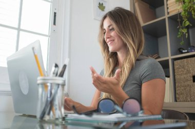 Çevrimiçi akıllı çalışma, uzaktan çalışma, ofis faaliyetleri, online modern teknoloji ve internet bağlantısından keyif alan oldukça orta yaşlı bir kadınla çevrimiçi konferans çağrısı.