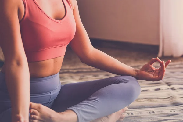 Sağlıklı Bedene Ruha Yakın Sportif Amerikalı Kadının Yoga Minderi Üzerinde — Stok fotoğraf