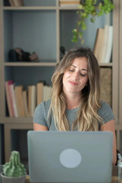 Feliz Adulto Mujer Caucásica Mirada Profesional Trabajo Pantalla Del Ordenador — Foto de Stock