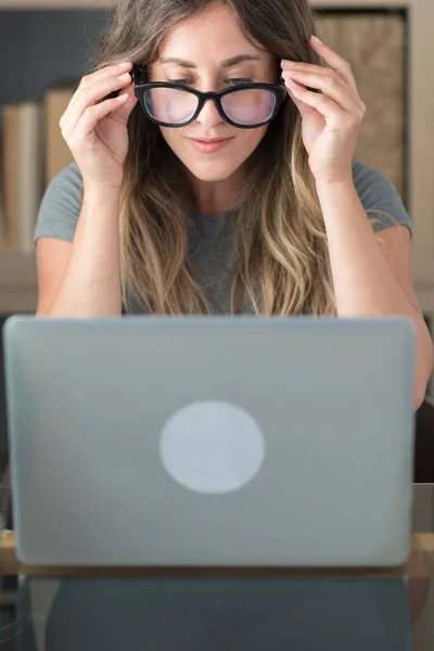 Jolie Femme Avec Des Lunettes Travail Lunettes Maison Sur Ordinateur — Photo