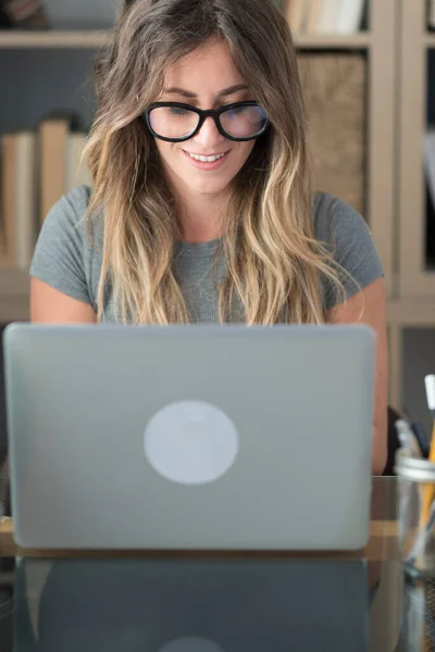 Mooie Vrouw Met Bril Brillen Werk Thuis Laptop Computer — Stockfoto