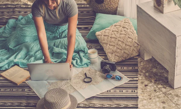 Blanke Vrouw Van Plan Vakantie Reizen Met Laptop Kaart Gids — Stockfoto