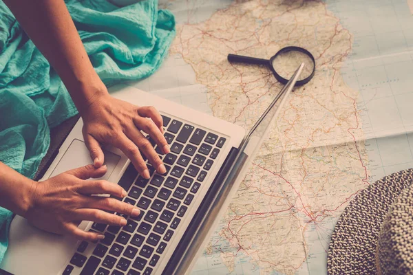 Donna Caucasica Pianificazione Vacanza Viaggio Con Computer Portatile Mappa Guida — Foto Stock