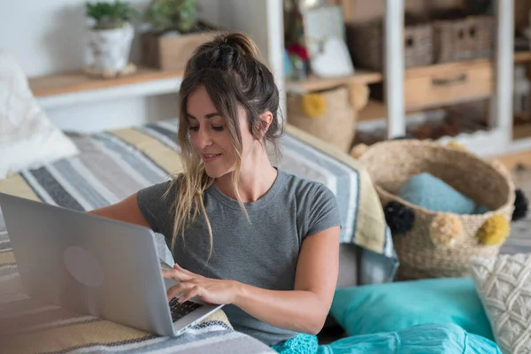 Mladá Žena Doma Ležící Podlaze Studuje Notebookem Sofa Desktop — Stock fotografie