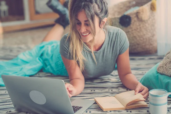 Ung Vuxen Student Hemma Med Laptop Och Bok Kvinnor Lägger — Stockfoto