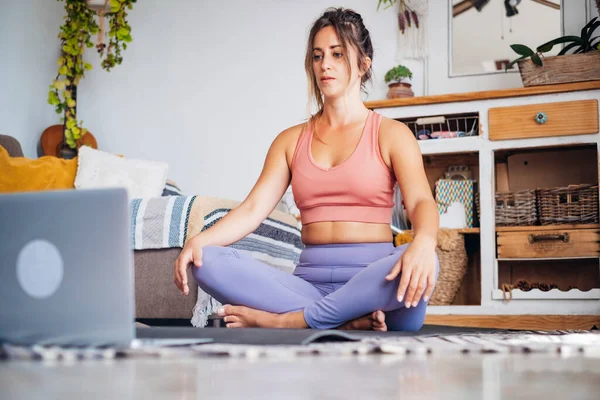 Evde Yoga Yapıyor Öğrenmek Antrenman Yapmak Için Bilgisayarına Bakıyor — Stok fotoğraf