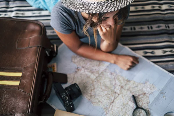 Жінка Вдома Планує Відпустку Дивлячись Карту Гіда Посміхаючись — стокове фото