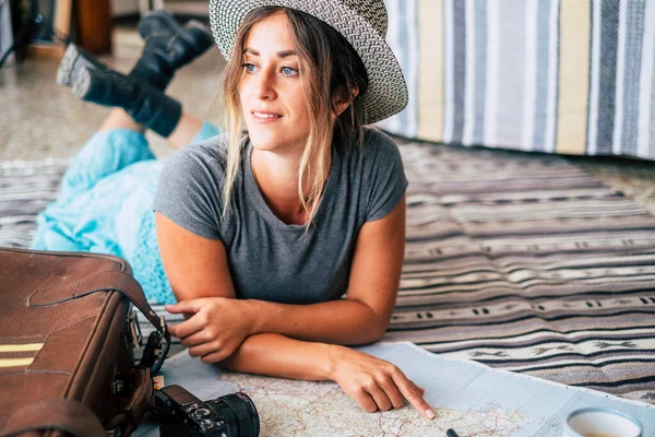 Vrouw Thuis Plannen Reizen Vakantie Zoek Naar Gids Kaart Glimlach — Stockfoto