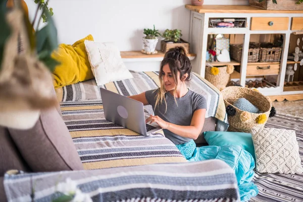 Feliz Mulher Bonita Casual Trabalhando Laptop Sentado Chão Casa — Fotografia de Stock