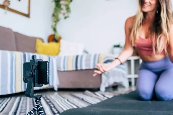 Jeune Femme Faisant Exercice Maison Faisant Entraînement Enregistrant Chez Elle — Photo