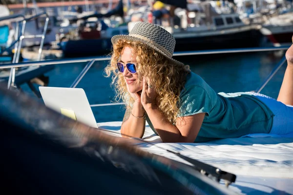 Vrouw Glimlach Liggend Het Dek Van Boot Zomervakantie Kijk Laptop — Stockfoto