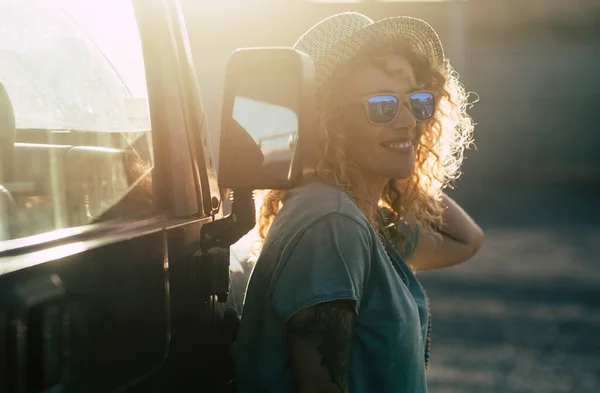 Vakre Kvinner Liker Reise Med Bil Smile Utenfor Kjøretøyet Med – stockfoto