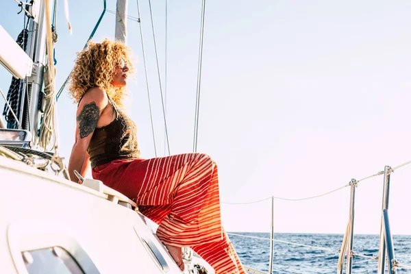 생활을 즐기며 요트를 아름다운 여성은 과푸른 바다를 것이다 — 스톡 사진