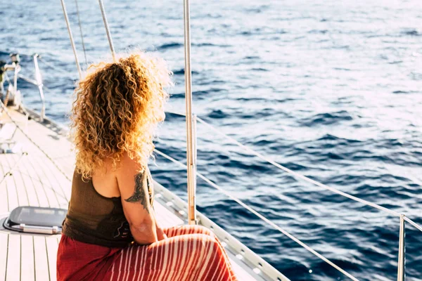 Rückansicht Einer Frau Mit Blonden Locken Und Langen Haaren Mit — Stockfoto