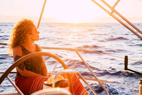 海の間の日没時に船で旅する女 — ストック写真