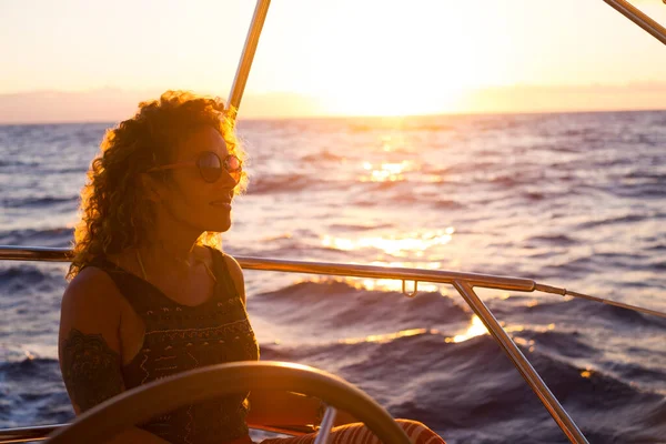 Lüks Içinde Yatta Güzel Yetişkin Bir Kadın Tur Mavi Okyanusun — Stok fotoğraf