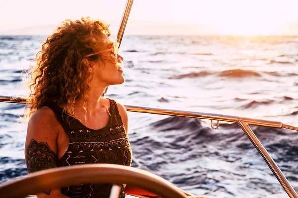 Volwassen Rijke Vrouw Genieten Van Luxe Levensstijl Reizen Zeilboot Jacht — Stockfoto