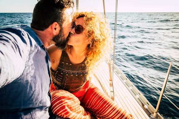 Adult Beautiful Married Couple Kissing Yacht Vacation — Stock Photo, Image