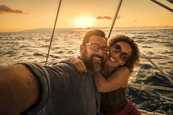 Happy Couple Tourist Take Selfie Smile Enjoying Summer Sunset Holiday — Stock Photo, Image