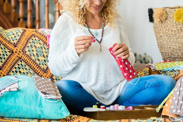 Primer Plano Mujer Adulta Haciendo Nueva Máscara Médica Protección Moda — Foto de Stock