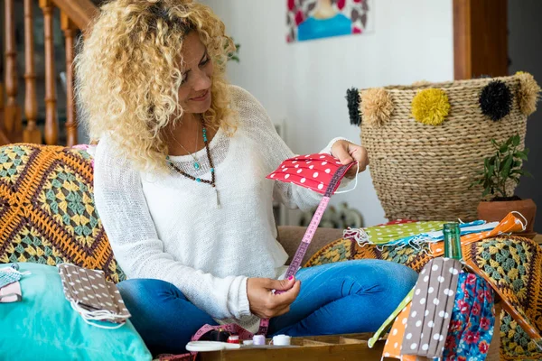 Mujeres Ocio Trabajo Interior Actividad Sentarse Sofá Con Colorido Hecho — Foto de Stock