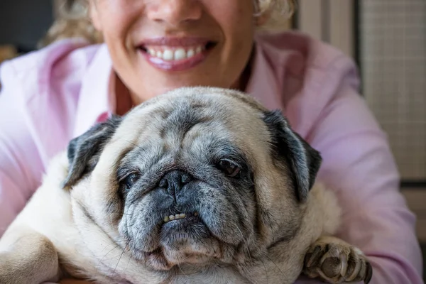 Wanita Bahagia Memeluk Anjing Pug Dengan Cinta Dan Persahabatan Konsep — Stok Foto