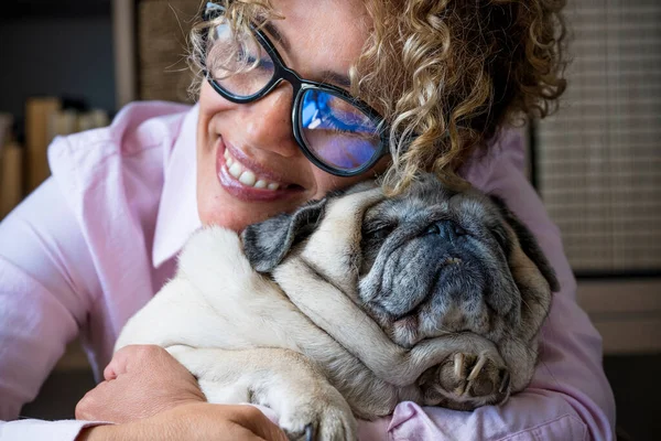 Wanita Bahagia Memeluk Anjing Pug Dengan Cinta Dan Persahabatan Konsep — Stok Foto