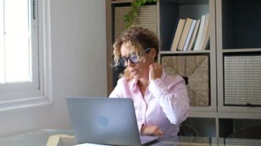 İş kadını evde dizüstü bilgisayarda çalışıyor.