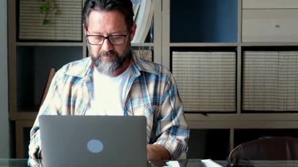 Homem Negócios Trabalhando Computador Portátil Casa — Vídeo de Stock