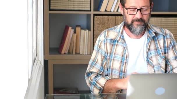 Üzletember Dolgozik Laptop Számítógép Otthon — Stock videók