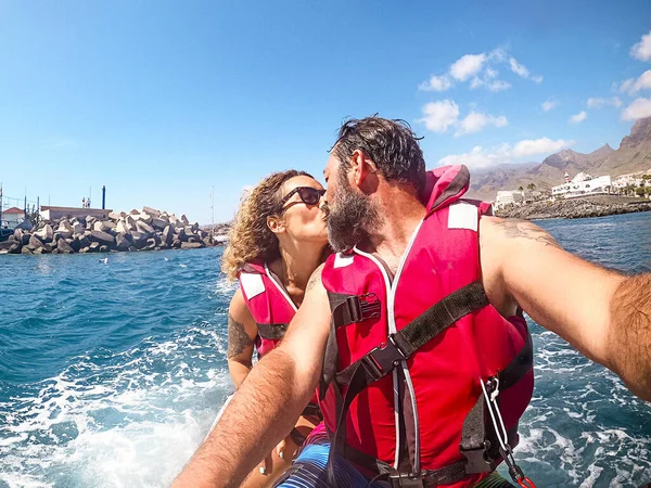 Fröhlich Hübscher Mann Und Frau Gemeinsam Düsenhimmel Und Spaß Sommerurlaub — Stockfoto