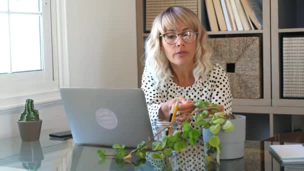 Młoda Kobieta Biznesu Pisać Laptopie Komputera Domu Inteligentnej Pracy Biurowej — Wideo stockowe